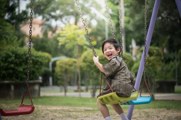 Söt Asiatiska Barn Kimono Spelar Gunga Parken — Stockfoto