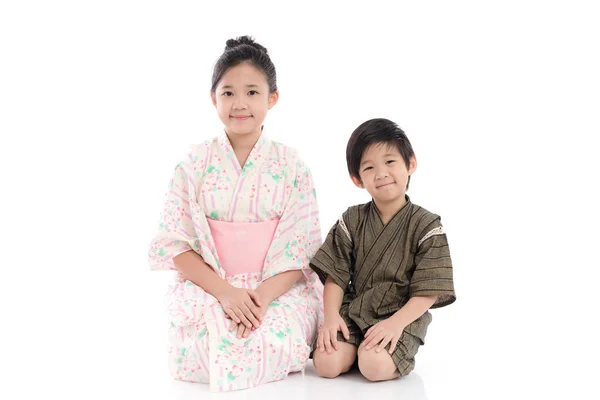Enfants Asiatiques Robe Traditionnelle Japonaise Assis Sur Fond Blanc Isolé — Photo