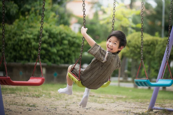 Lindo Asiático Niño Kimono Jugando Swing Parque — Foto de Stock