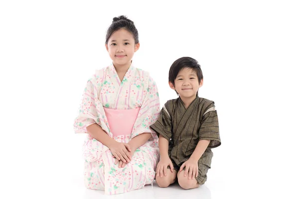 Niños Asiáticos Vestido Tradicional Japonés Sentado Sobre Fondo Blanco Aislado —  Fotos de Stock