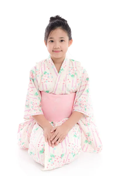 Asijská Dívka Japonské Tradiční Šaty Sedí Bílém Pozadí Samostatný — Stock fotografie