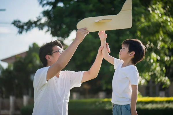 Asiatiska Far Och Son Spelar Kartong Flygplan Tillsammans Park Utomhus — Stockfoto