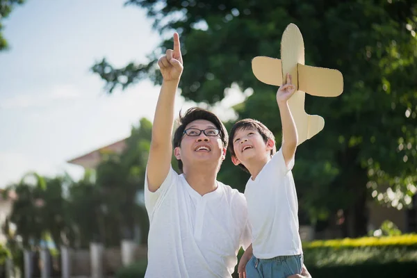 Asiatique Père Fils Jouer Carton Avion Ensemble Dans Parc Extérieur — Photo