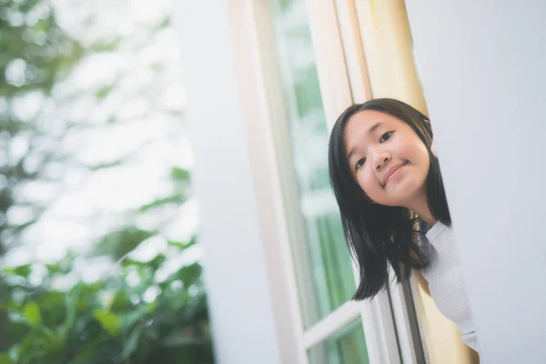 Retrato Bonito Menina Asiática Olhar Para Fora Janela — Fotografia de Stock
