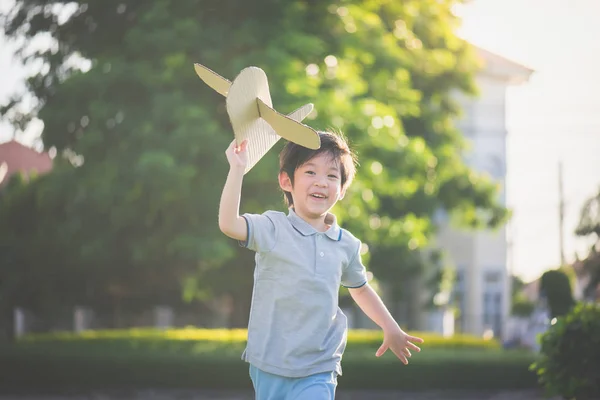 Söt Asiatiska Barn Leker Kartong Flygplan Dig Park Utomhus — Stockfoto