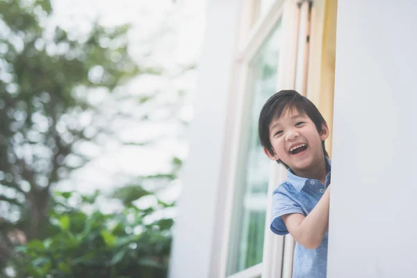 開いているウィンドウでかわいいアジアの子の肖像画 — ストック写真