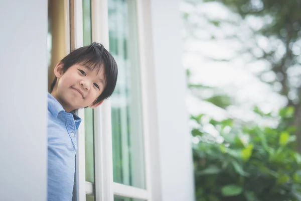 Porträtt Söt Asiatiska Barn Vid Det Öppna Fönstret — Stockfoto