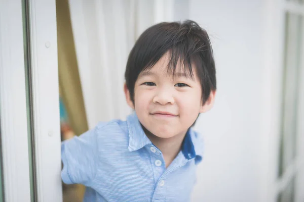 Retrato Lindo Niño Asiático Ventana Abierta — Foto de Stock