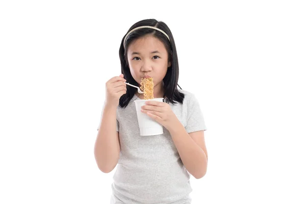 Hermosa Chica Asiática Comiendo Fideos Instantáneos Sobre Fondo Blanco Aislado — Foto de Stock