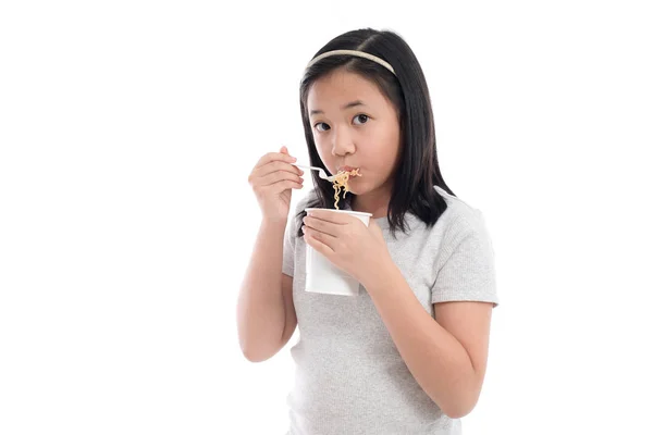 Schöne Asiatische Mädchen Essen Instant Nudel Auf Weißem Hintergrund Isoliert — Stockfoto