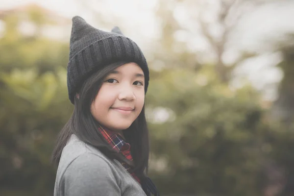 Portrét Cute Asian Girl Parku — Stock fotografie
