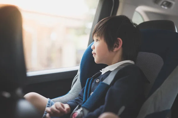 車の座席に座っているかわいいアジアの子の肖像画 — ストック写真