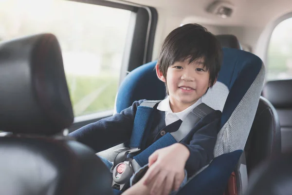 Porträtt Söt Asiatisk Barnet Sitter Bilstol — Stockfoto