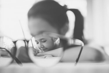 Güzel Asyalı kız günlüğü için masanın üzerine yazma