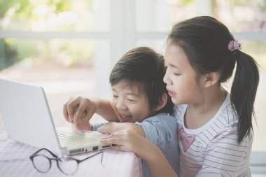 Sevimli Asya çocuk tablet birlikte kullanma