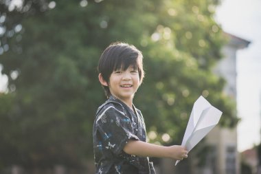 Kimono çalışan ve geri parkta şirin Asyalı çocuk