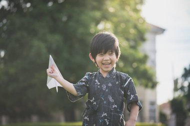 Kimono çalışan ve geri parkta şirin Asyalı çocuk
