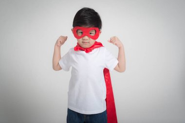 Süper kahraman'ın kostüm gri arka plan üzerinde Asya çocuk portresi