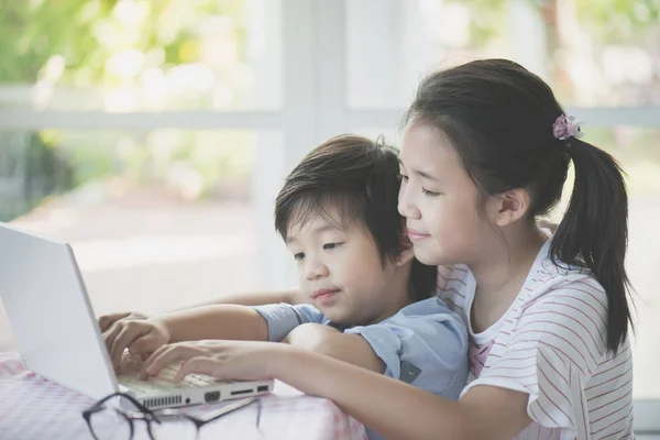 Lindos Niños Asiáticos Usando Tableta Juntos —  Fotos de Stock