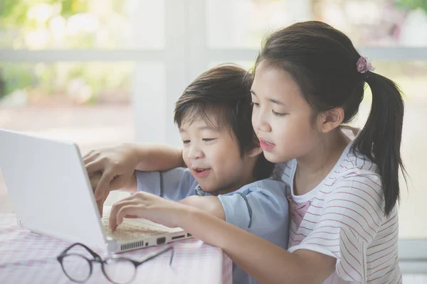 Lindos Niños Asiáticos Usando Tableta Juntos —  Fotos de Stock