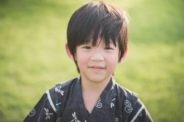 Retrato Lindo Chico Asiático Kimono Con Fondo Campo Verde —  Fotos de Stock