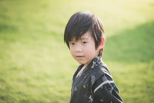 Портрет Симпатичного Азиатского Мальчика Кимоно Фоне Зеленого Поля — стоковое фото