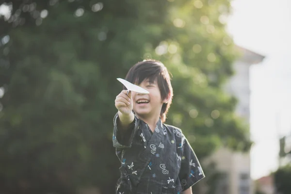 Söt Asiatiska Barn Kimono Kör Och Ser Tillbaka Parken — Stockfoto
