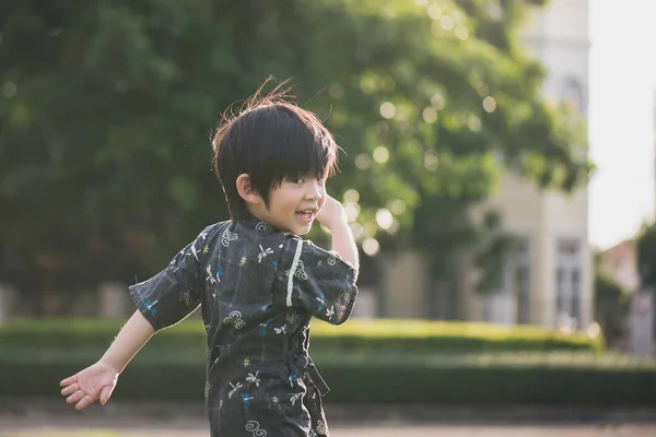 Lindo Niño Asiático Kimono Corriendo Mirar Hacia Atrás Parque —  Fotos de Stock