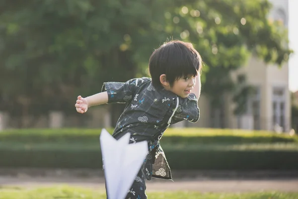 着物姿のかわいいアジアの子供といっても実行している公園に戻る — ストック写真