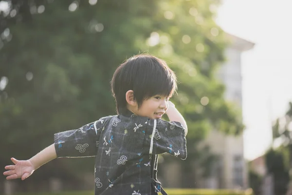 Söt Asiatiska Barn Kimono Kör Och Ser Tillbaka Parken — Stockfoto