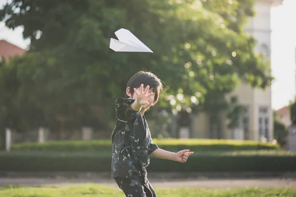 着物姿のかわいいアジアの子供といっても実行している公園に戻る — ストック写真