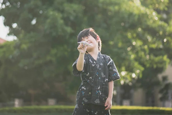 着物姿のかわいいアジアの子供といっても実行している公園に戻る — ストック写真