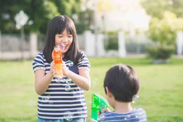 Süße Asiatische Kinder Schießen Blasen Aus Blasenpistole Park — Stockfoto