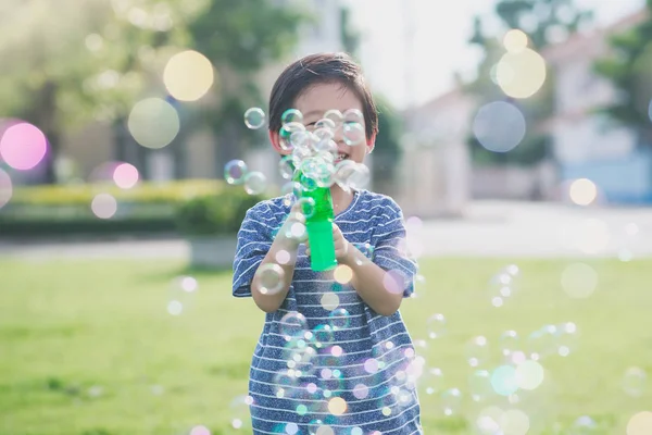 Leuke Aziatische Kind Bubbels Schieten Uit Bubble Gun Het Park — Stockfoto