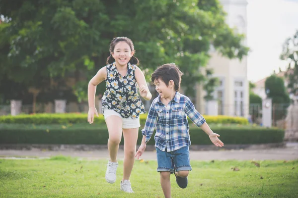 Lindos Niños Asiáticos Corriendo Juntos Parque Aire Libre — Foto de Stock