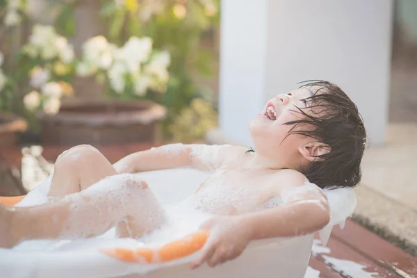 Niedliche Asiatische Kind Baden Den Garten — Stockfoto