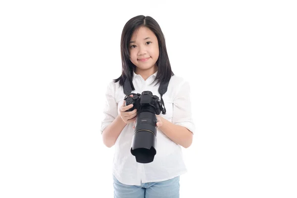 可爱的亚洲女孩手持相机在白色背景隔离 — 图库照片