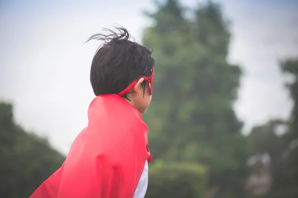 公園で遊んでスーパー ヒーローの衣装でのアジアの子 — ストック写真