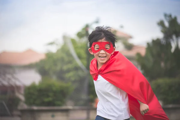 Bambino Asiatico Costume Supereroe Che Gioca Nel Parco — Foto Stock