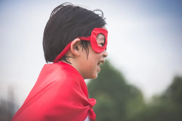 Bambino Asiatico Costume Supereroe Che Gioca Nel Parco — Foto Stock