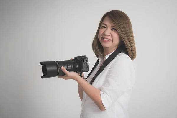 Asijské Žena Držící Fotoaparát Šedém Pozadí Samostatný — Stock fotografie