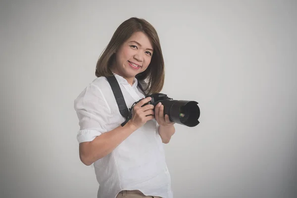 Ásia Mulher Segurando Câmera Cinza Fundo Isolado — Fotografia de Stock