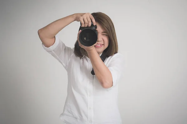 Asijské Žena Držící Fotoaparát Šedém Pozadí Samostatný — Stock fotografie