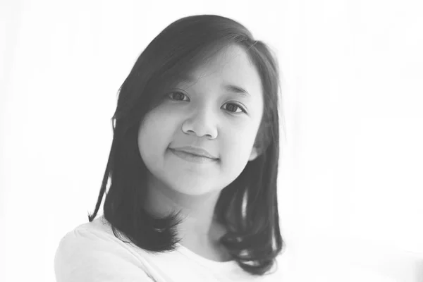Portrét Krásné Asijské Dívky Při Pohledu Fotoaparát Monofonní Tón — Stock fotografie