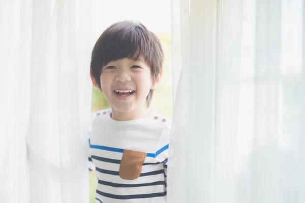 Retrato Lindo Niño Asiático Ventana Abierta — Foto de Stock