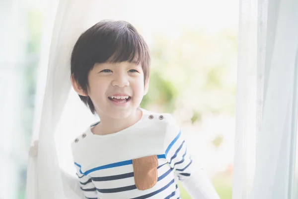 Retrato Bonito Criança Asiática Janela Aberta — Fotografia de Stock