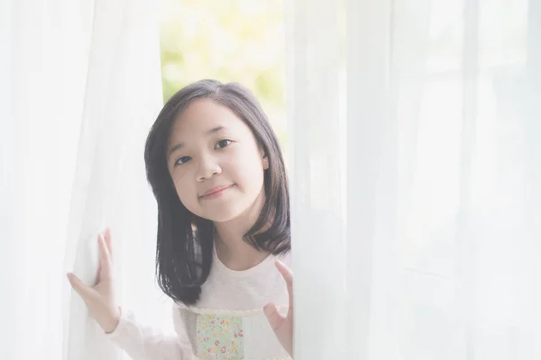 可爱的亚洲女孩的肖像看窗外 — 图库照片