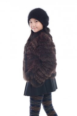 Kürk elbiseleri izole beyaz arka plan üzerinde şirin Asyalı kız