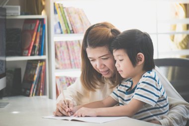 Asya Anne oğlunu beyaz masada ödev yardım