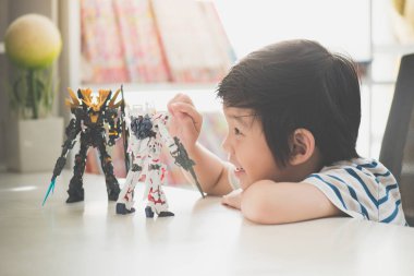 Bangkok, Tayland - 19 Ağustos 2016: Asyalı çocuk Mobile Suit Gundam tek boynuzlu at Hg 1:144 plastik modeli ile